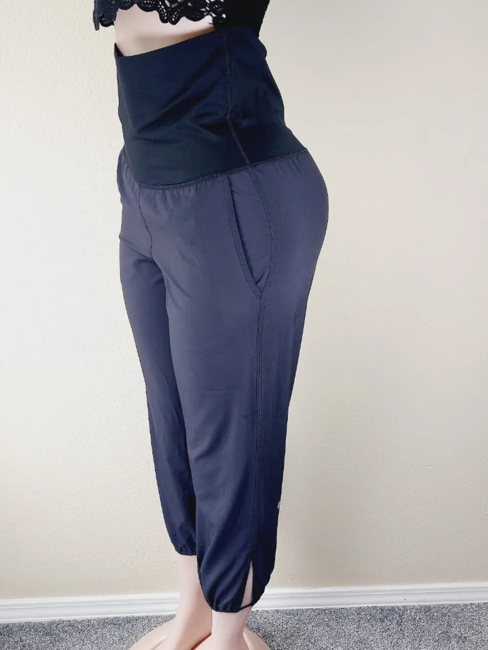 Lululemon Women's Black Super High-Waisted Tapered Casual Jogger Pants Size 6